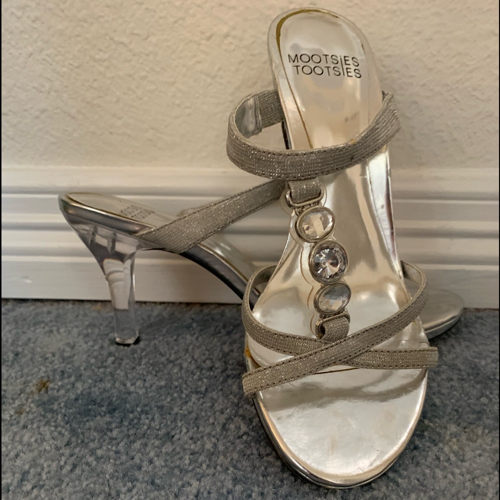 Size 6.5 mootsies tootsies sparkly sandals!